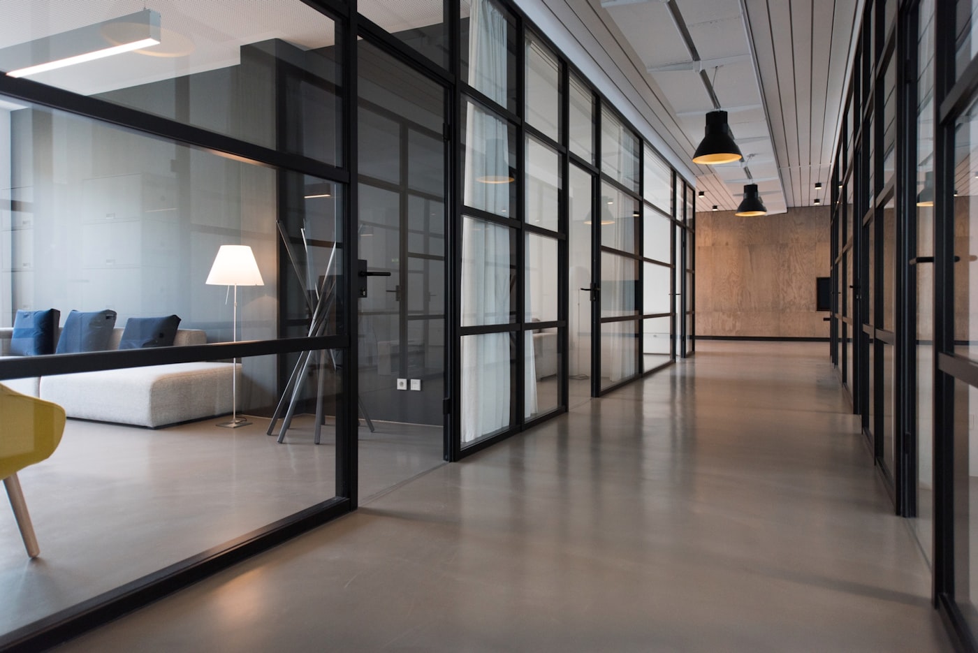 Workspace minimal con laptop e luce naturale